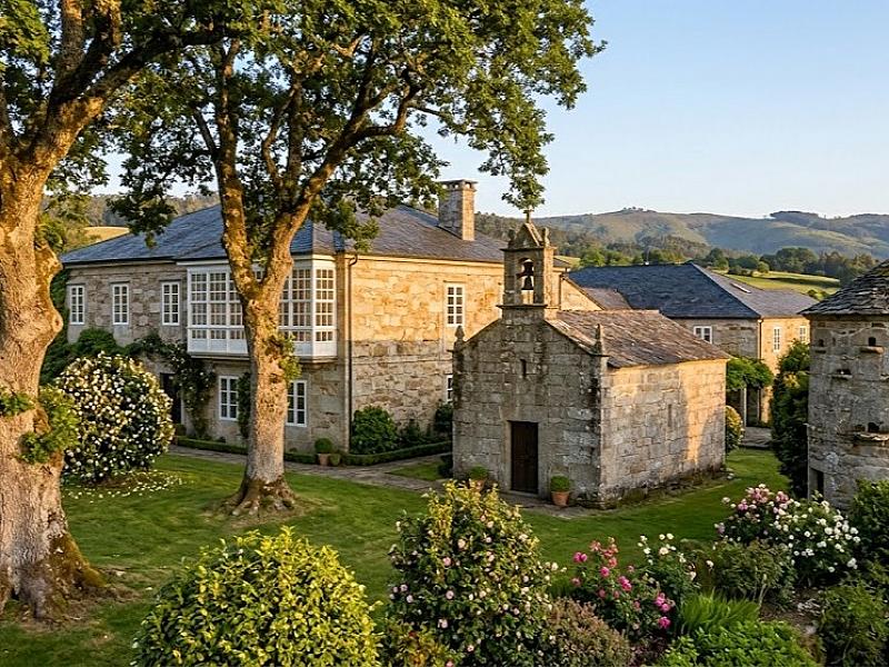 Pazo del siglo XVIII con viñedo y bosque centenario