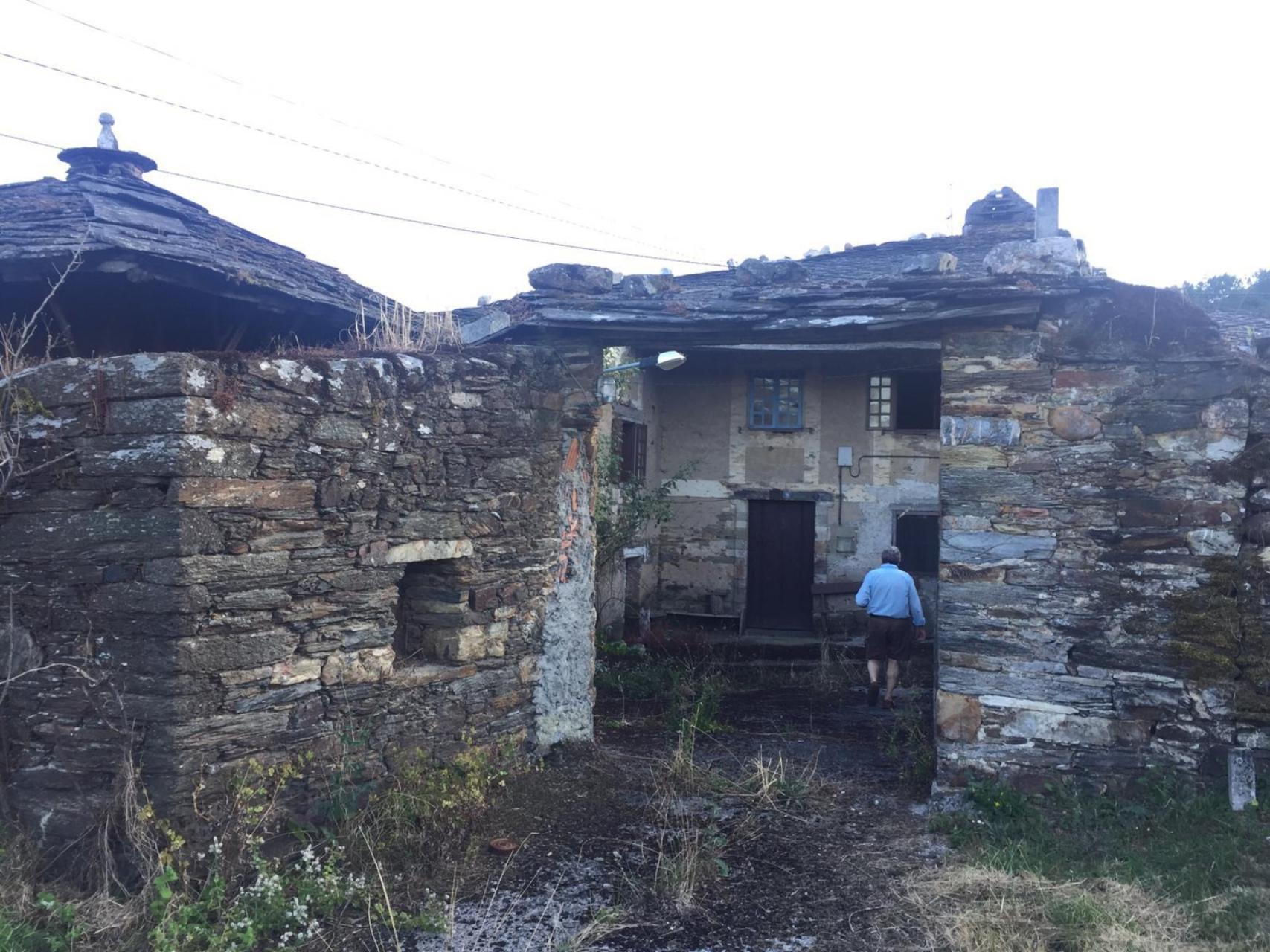Bonito conjunto rural aldea en venta, en plena naturaleza, con casa principal de piedra, hórreo, cabazo, naves y almacenes,