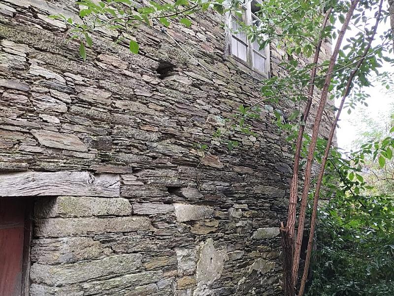 Bonito conjunto rural aldea en venta, en plena naturaleza, con casa principal de piedra, hórreo, cabazo, naves y almacenes,